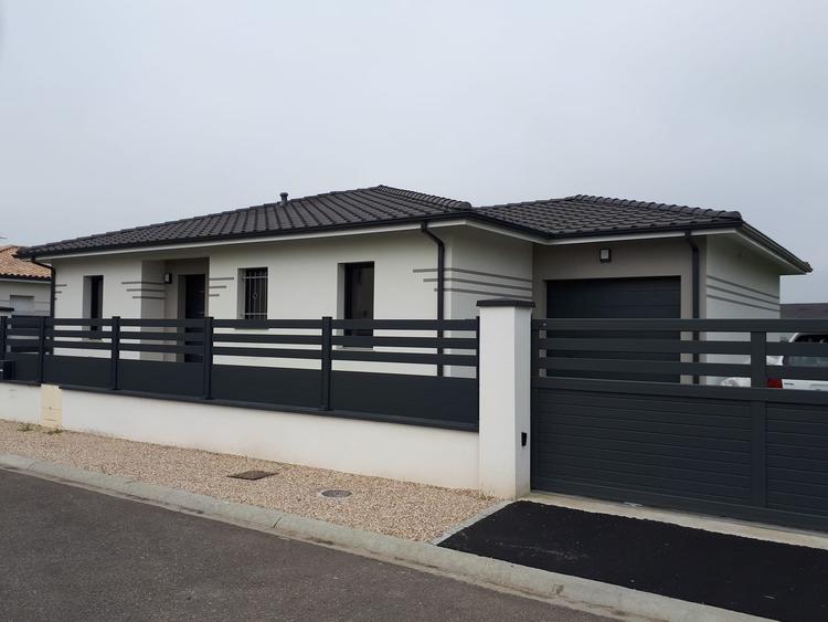 Maison moderne élégante avec clôture design et garage