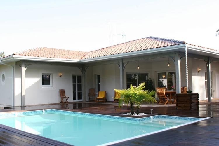 Maison luxueuse avec piscine et terrasse ensoleillée