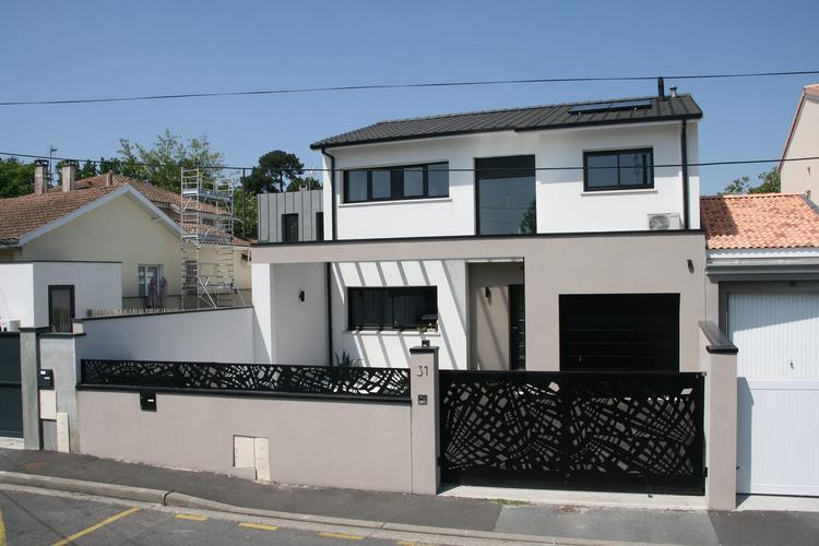 Maison moderne design à étage avec portail noir élégant