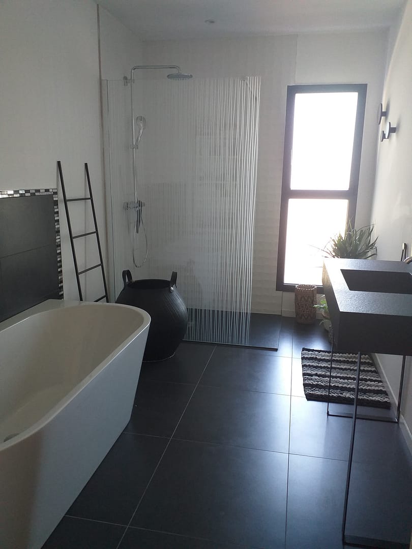 Salle de bain moderne avec baignoire et douche à l'italienne