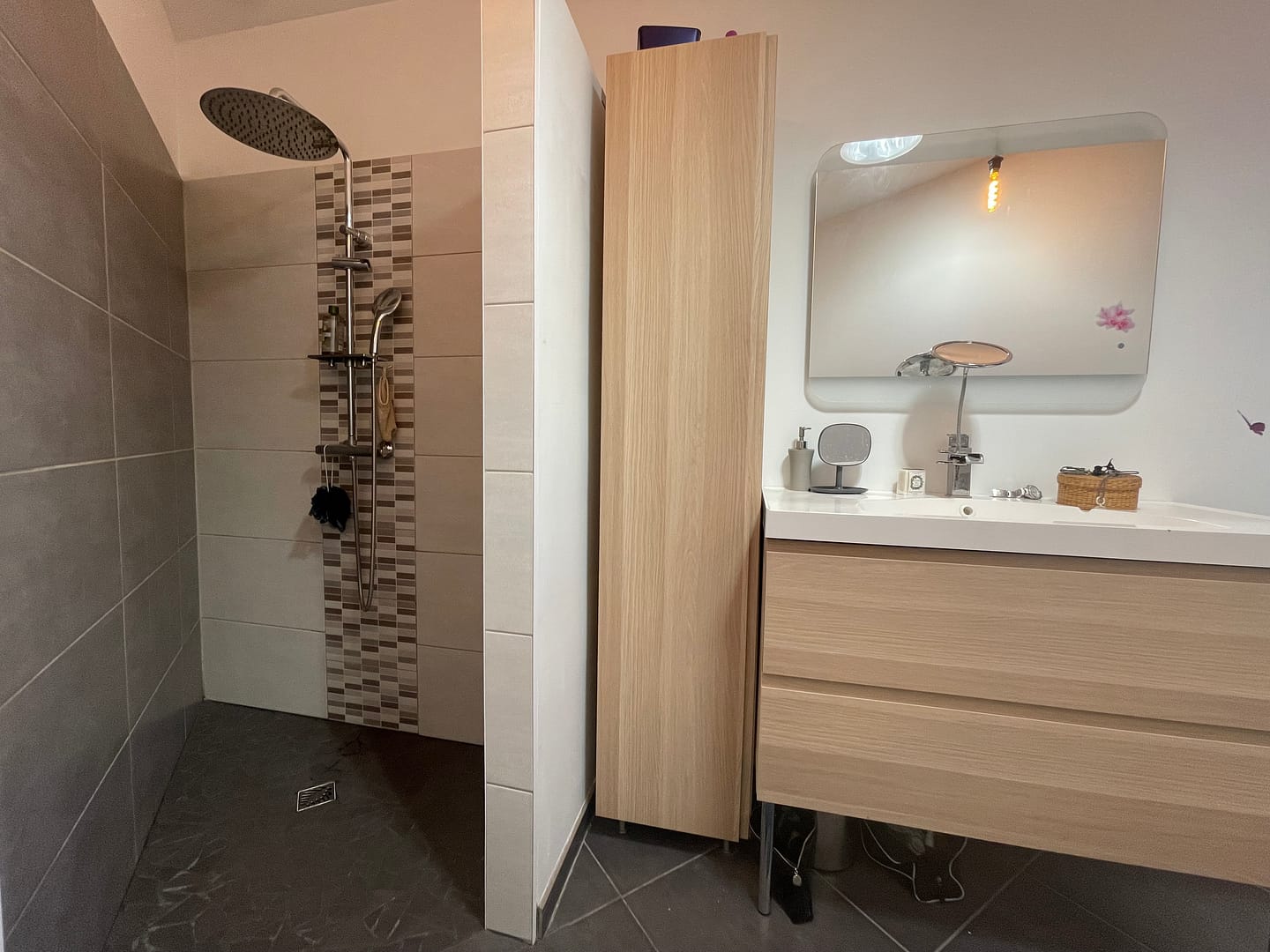 Salle de bain avec douche italienne et vasque