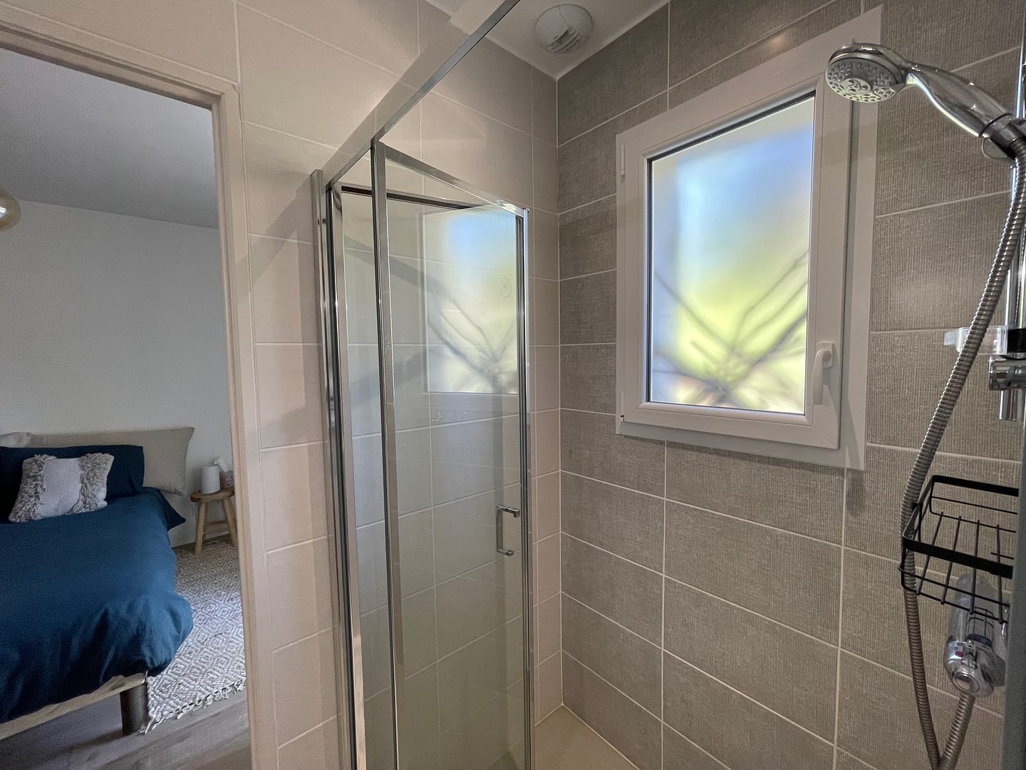 Salle de bain traversante entre 2 chambres, douche vitrée