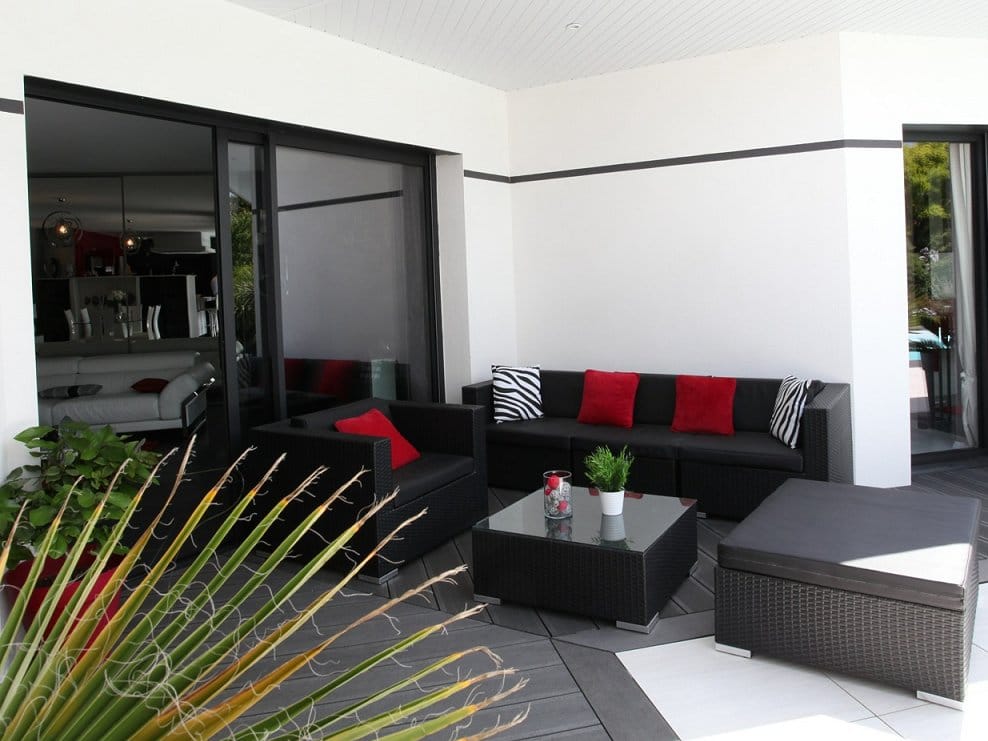 Terrasse moderne mobilier noir coussins rouges design
