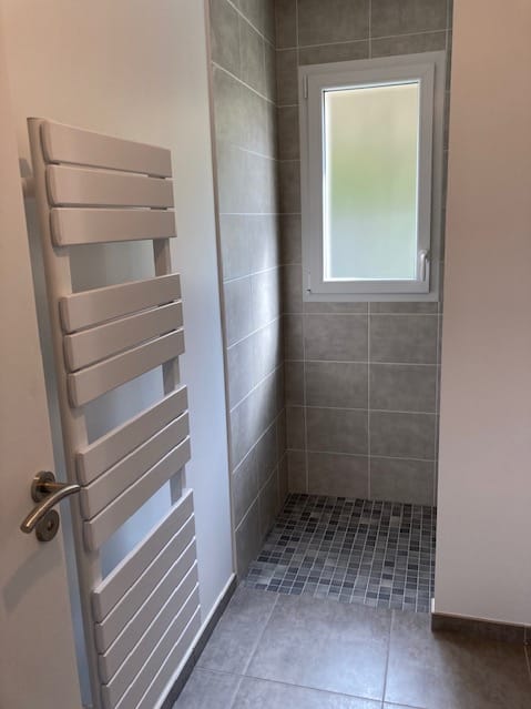 Salle de bain moderne avec sèche-serviettes