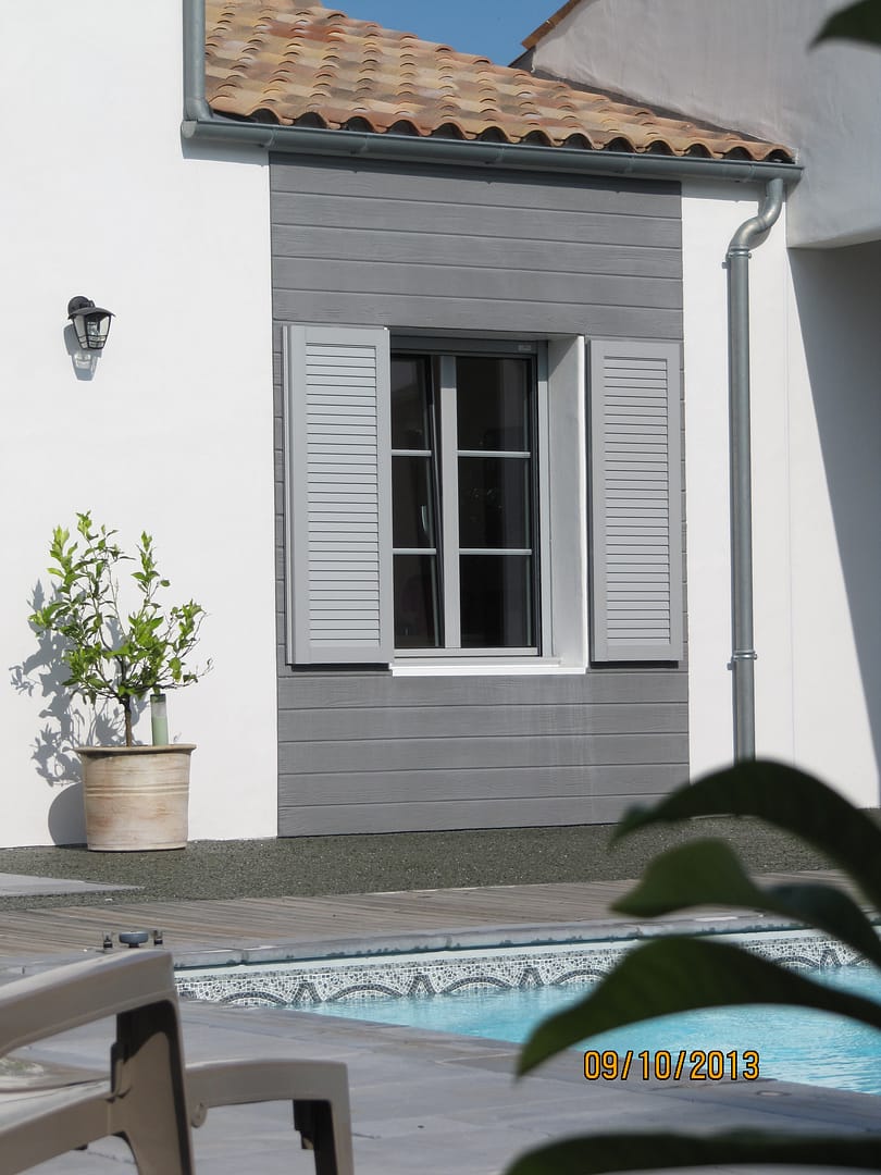 Maison avec piscine volets gris style moderne