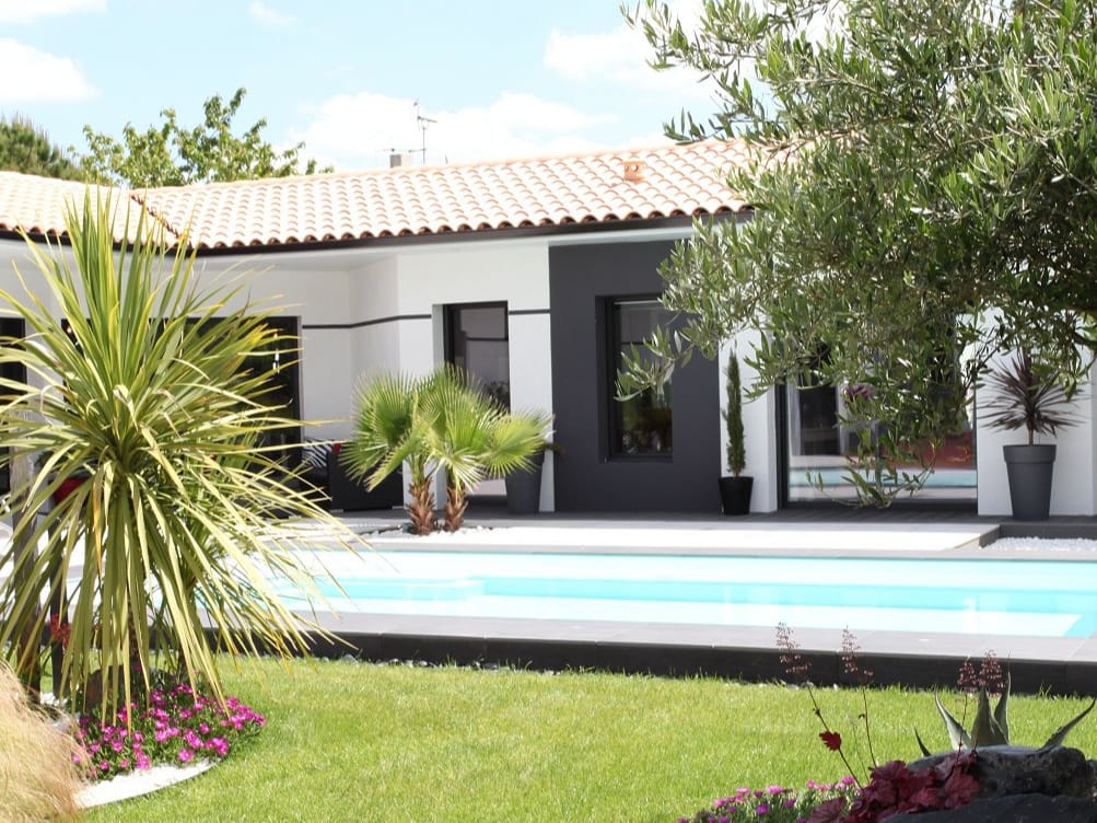Maison moderne avec jardin et piscine