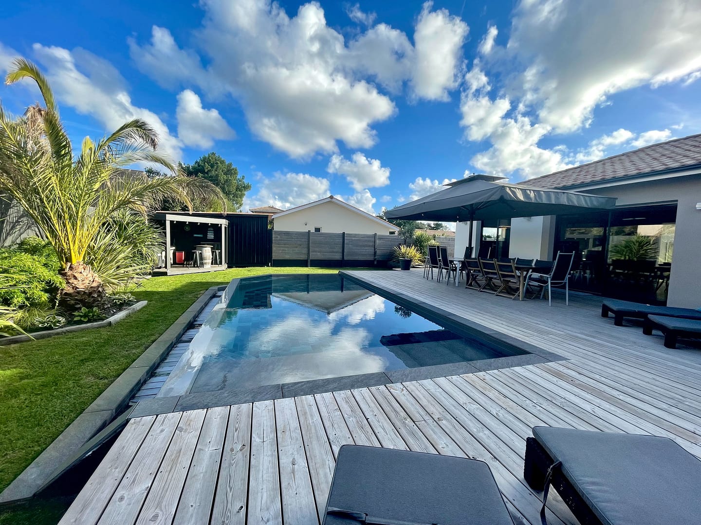 Maison moderne avec piscine, jardin exotique et terrasse