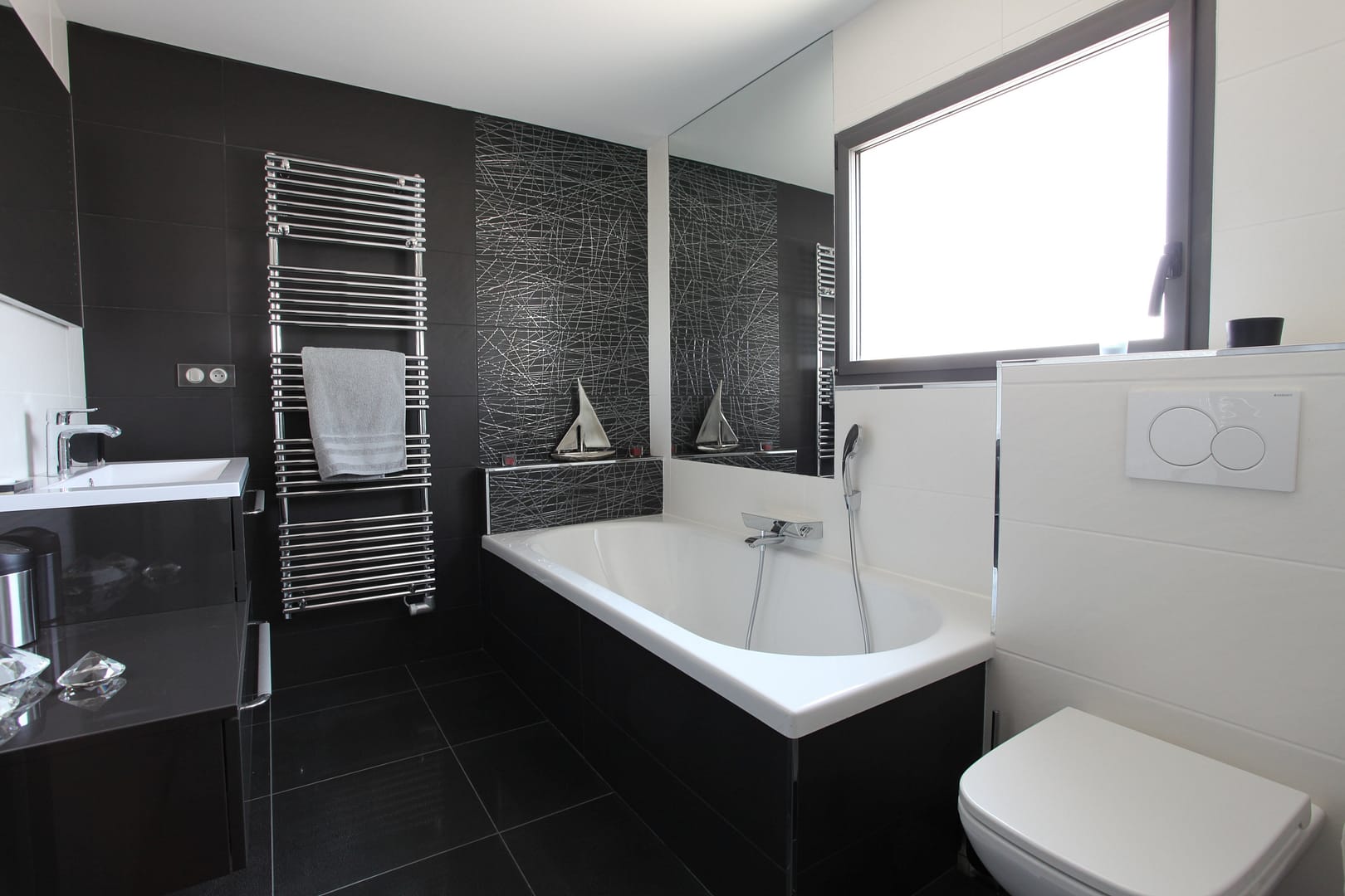 Salle de bain moderne gris noir blanc, avec baignoire