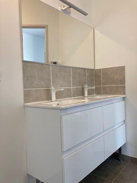 Salle de bain moderne épurée blanche avec miroir