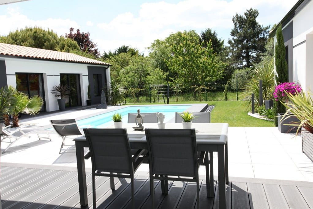 Terrasse maison luxe avec piscine et jardin