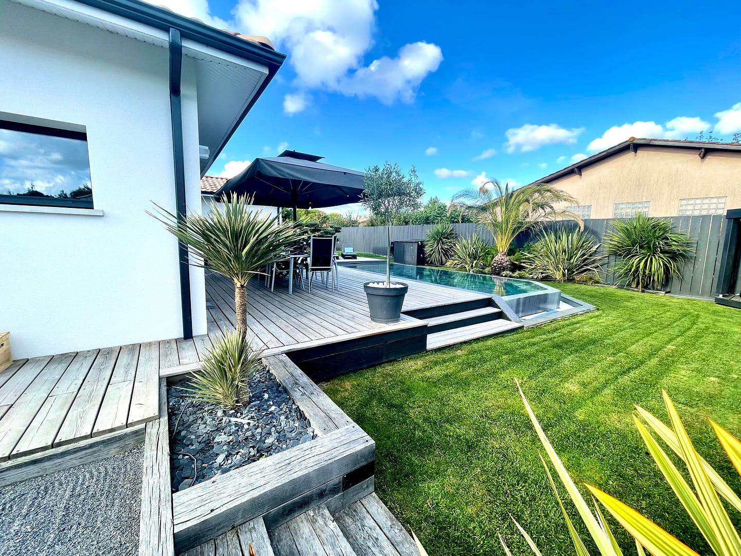 Maison moderne avec jardin et piscine