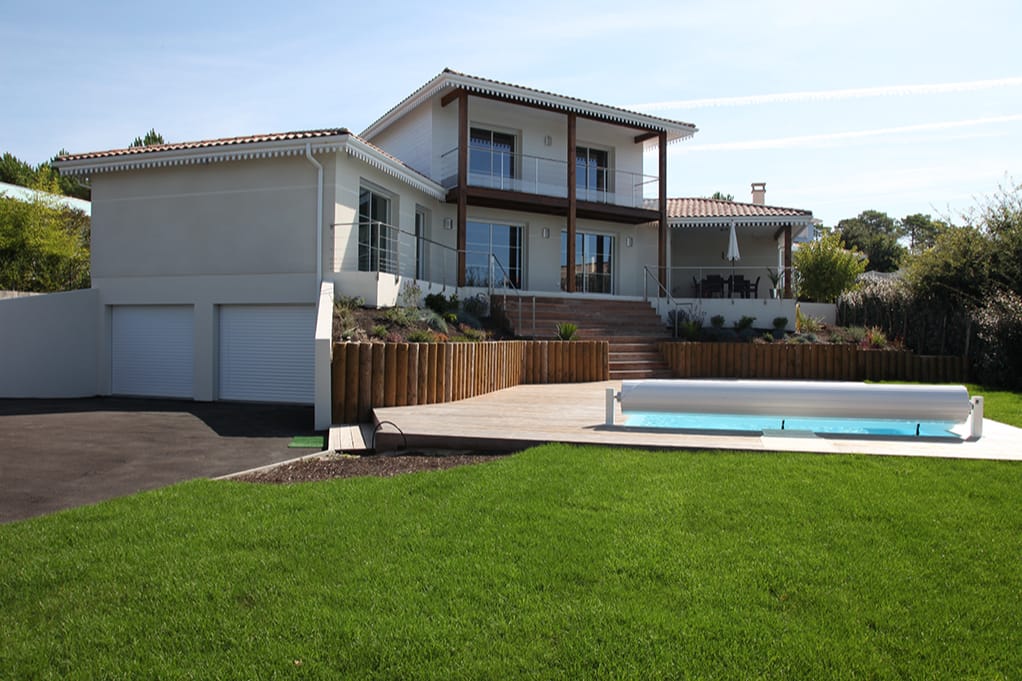 Maison luxueuse moderne avec piscine et jardin
