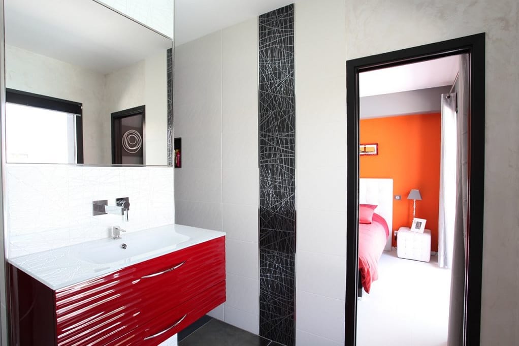 Salle de bain moderne rouge, entrée depuis la chambre