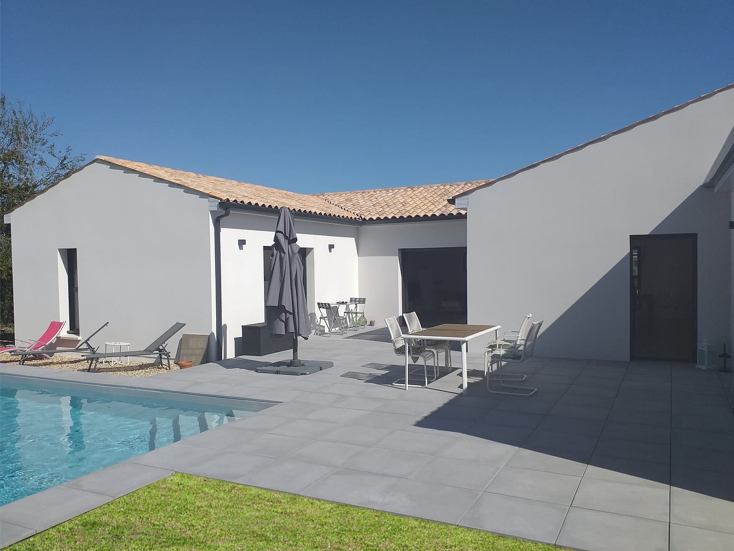 Maison moderne avec piscine et grande terrasse