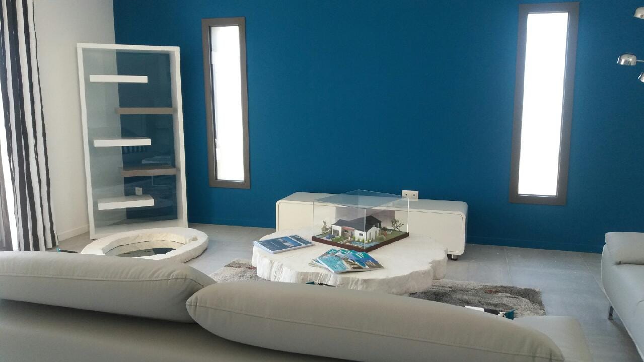 Salon moderne épuré canapé blanc murs bleus design contemporain