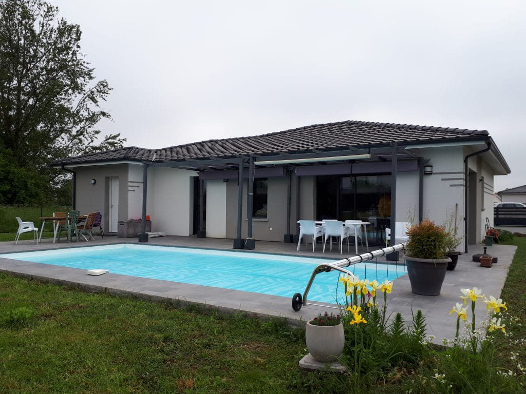 Maison moderne avec piscine et terrasse équipée