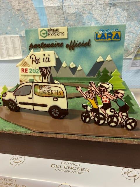 Gâteau décoratif vélo et voiture entreprise partenaire LARA