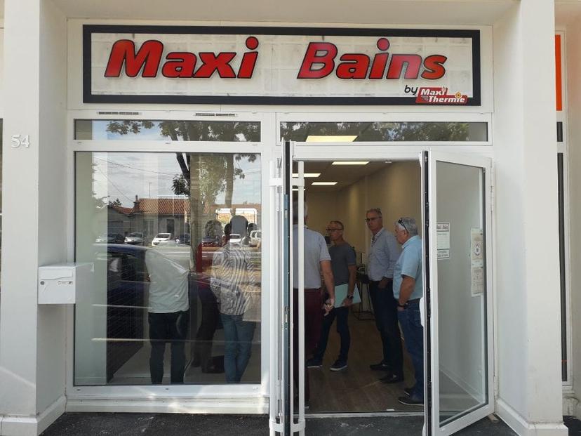 Ouverture magasin Maxi Bains clients accueil showroom