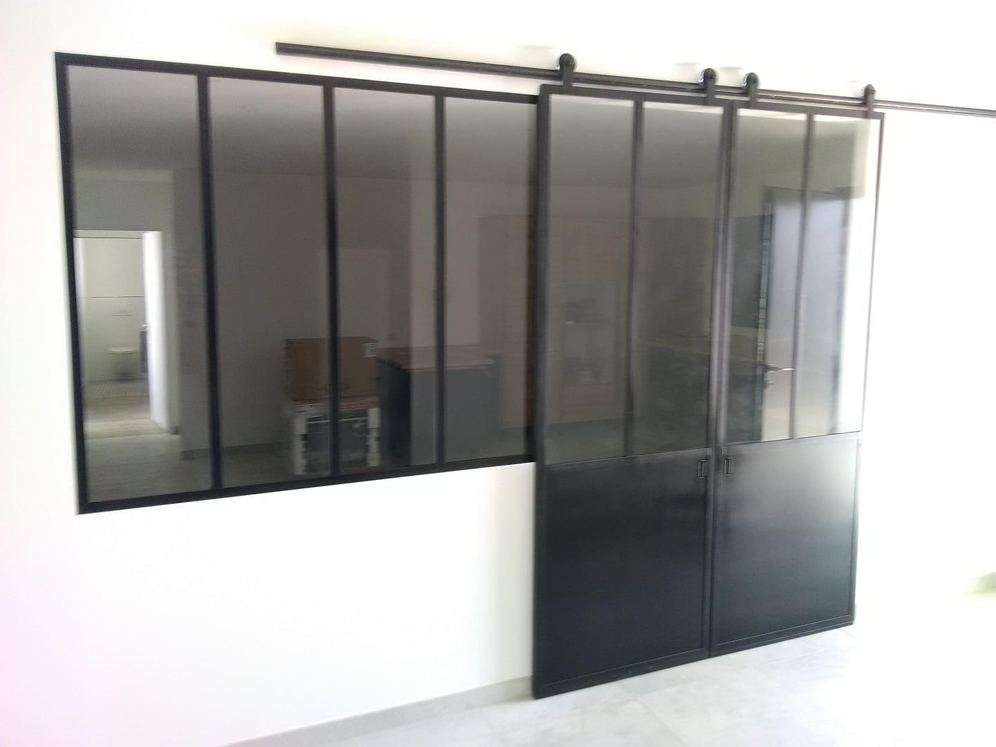 Porte coulissante moderne en verre noir design élégant