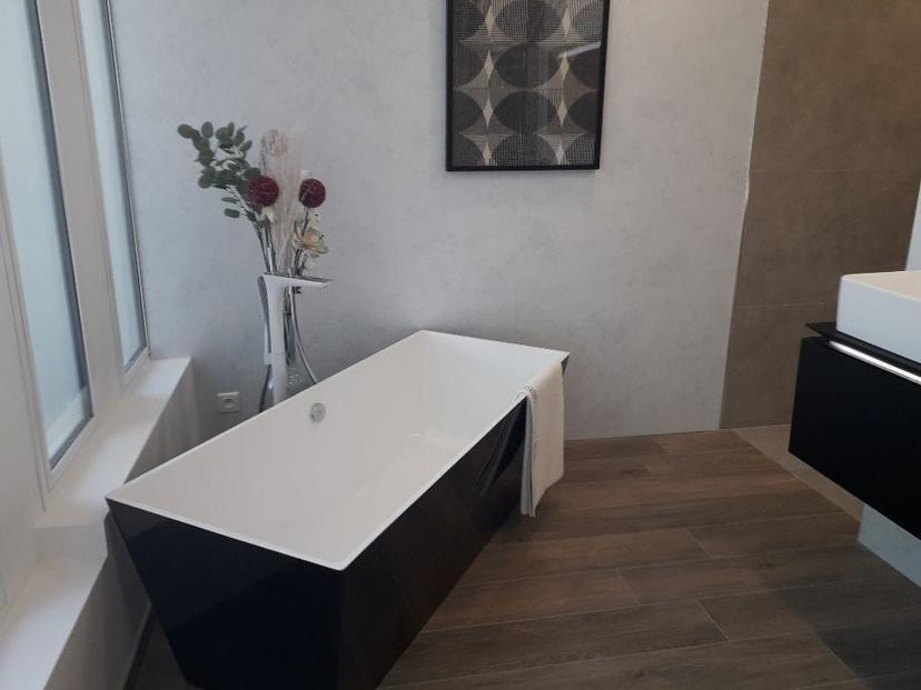 Salle de bain moderne baignoire design épuré luxe élégance