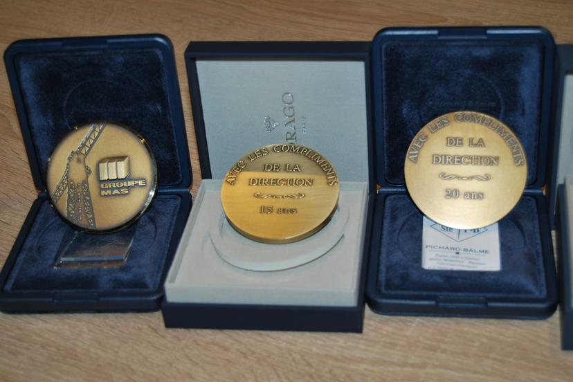 Médailles Groupe MAS dorées en écrins velours