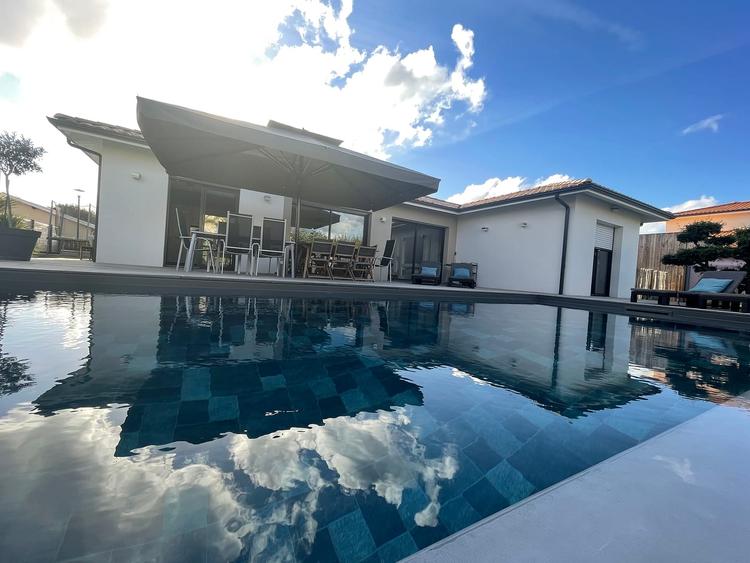 Maison luxueuse avec piscine, grande terrasse