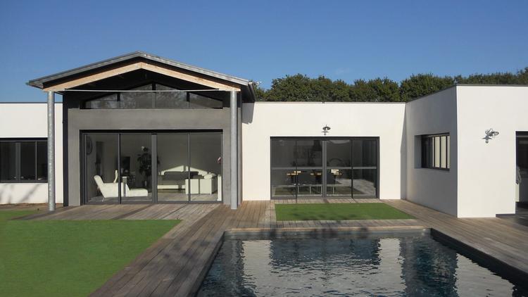 Villa moderne avec piscine, grandes baies vitrées et terrasse en bois