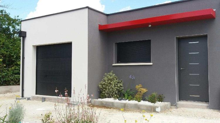 Maison moderne élégante avec porte de garage noire