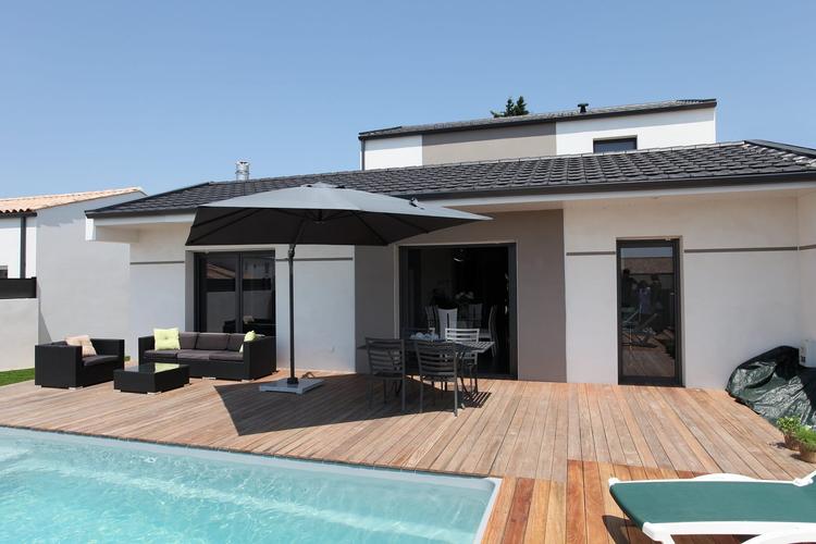 Maison moderne tuiles noires, avec piscine et terrasse en bois