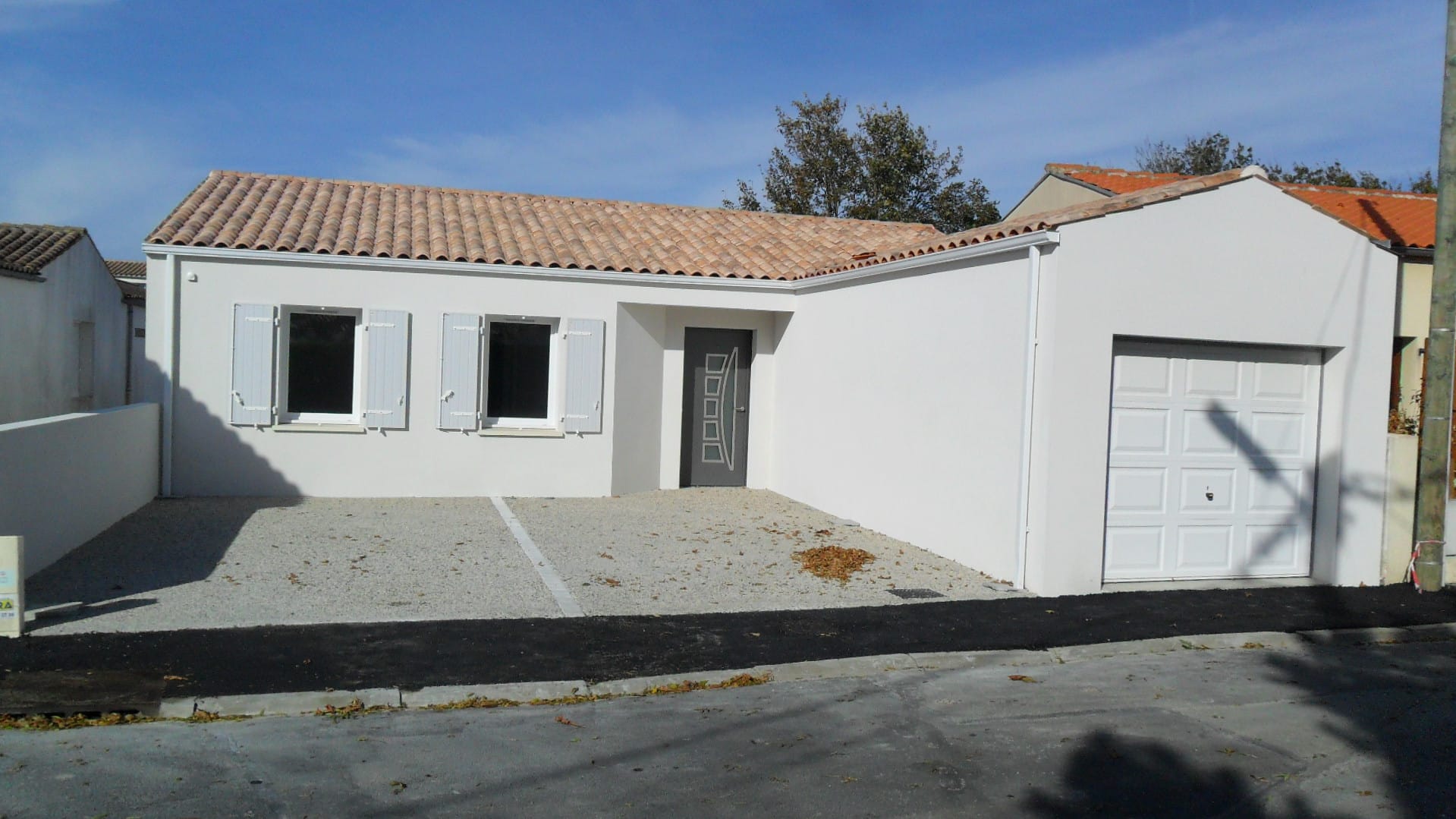 Maison neuve plain-pied avec garage et volets blancs