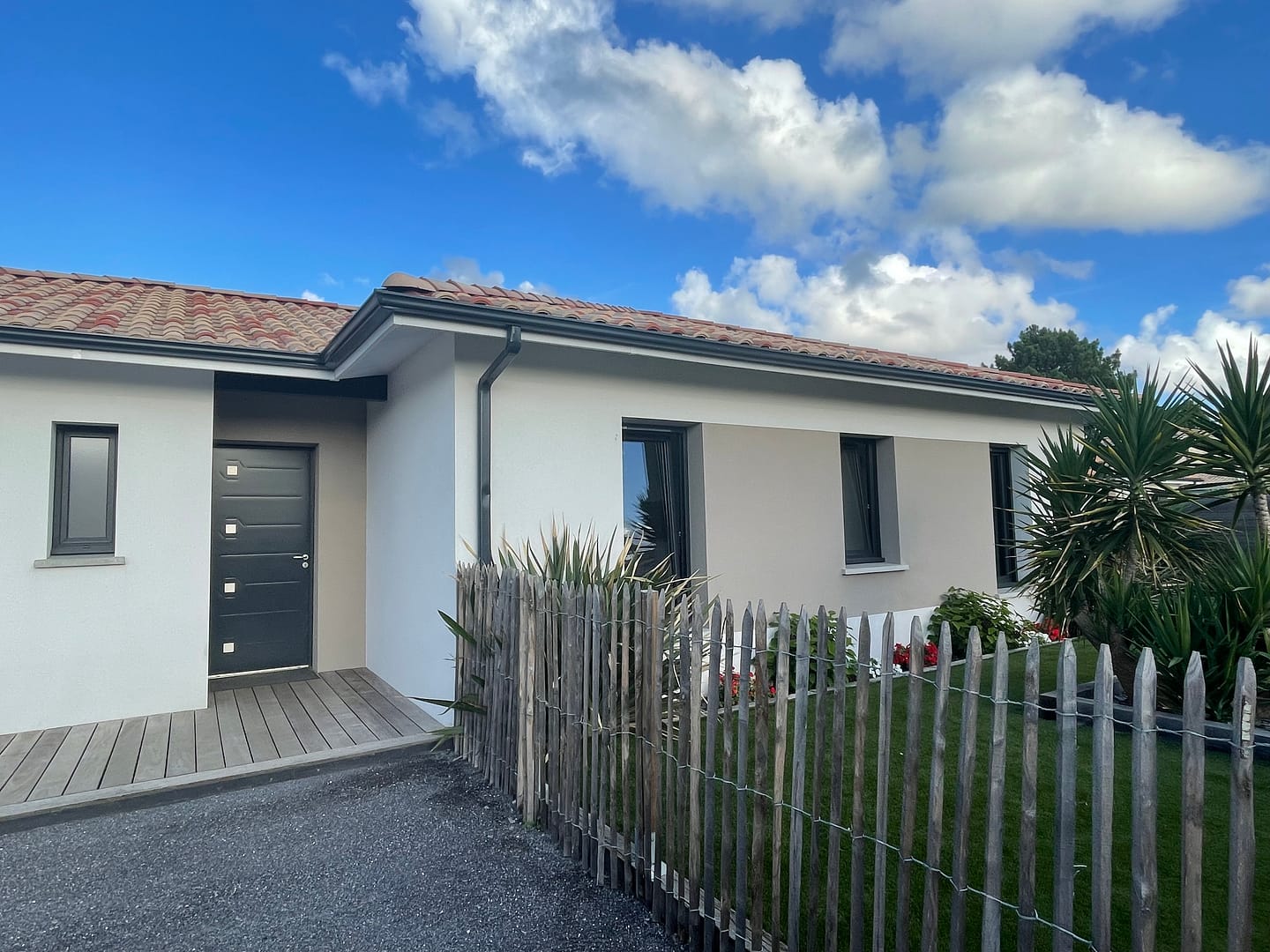 Maison moderne avec terrasse et jardin, porte d'entrée