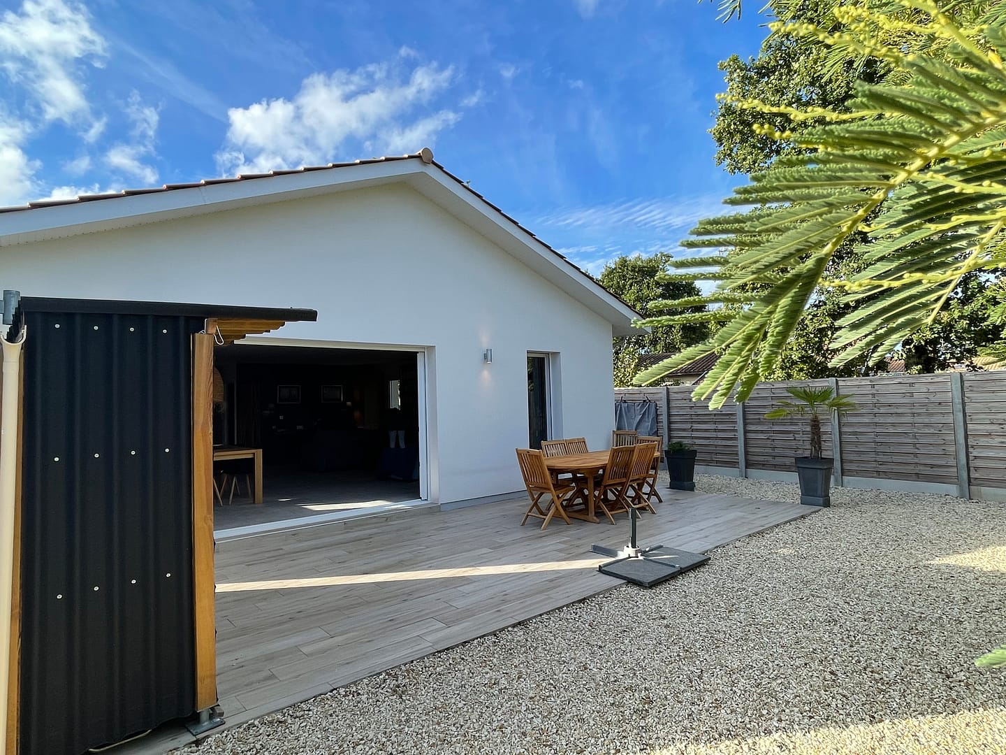 Maison moderne avec grande baie coulissante à galandage