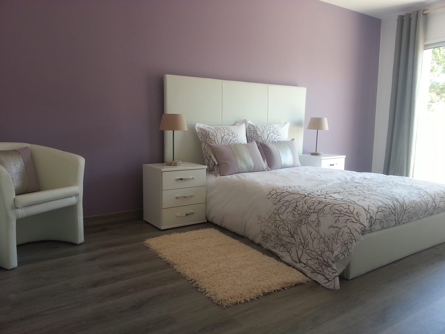 Chambre moderne cosy lit double déco épurée mauve élégante