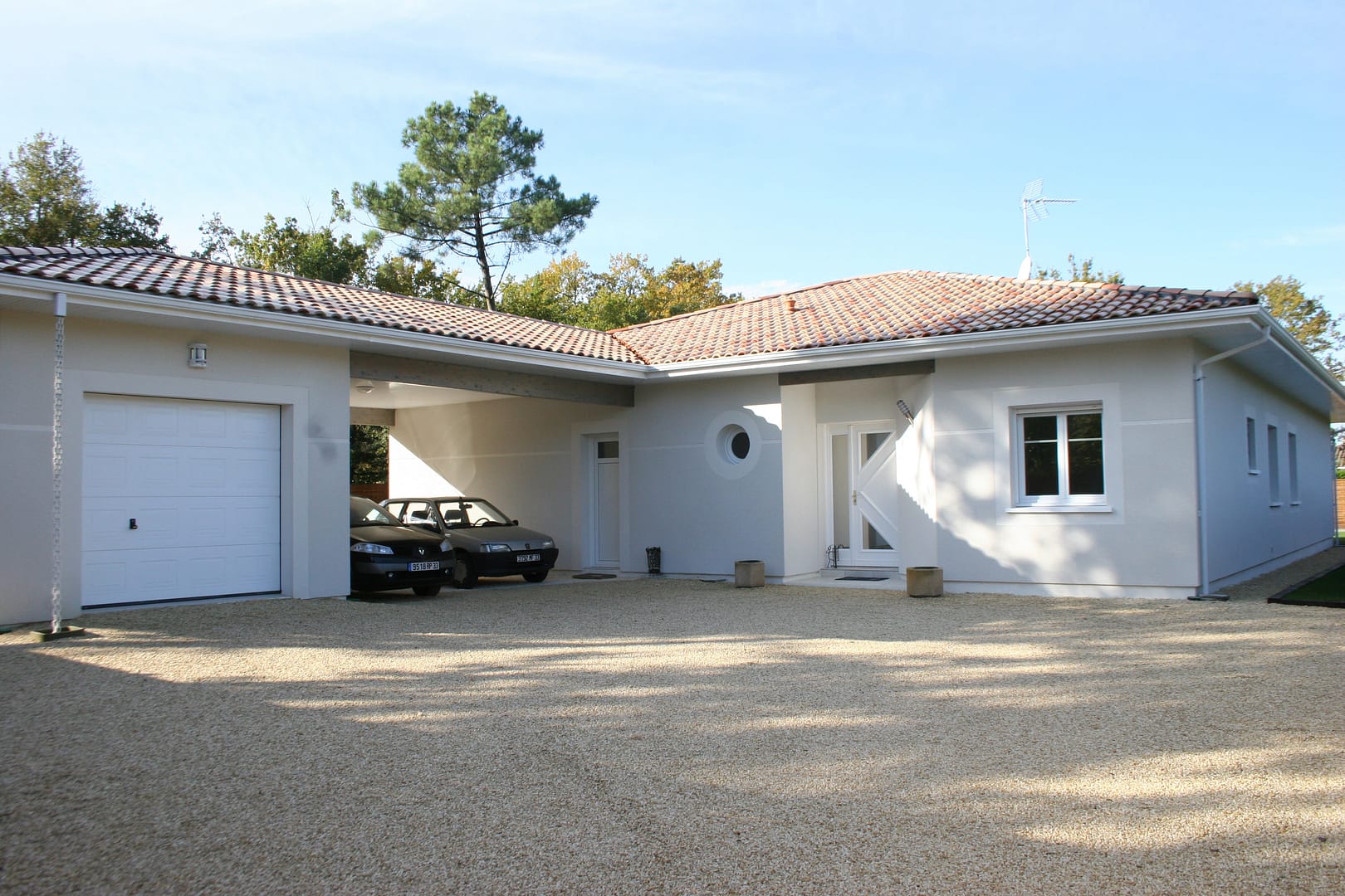 Maison avec garage et entrée gravillonnée