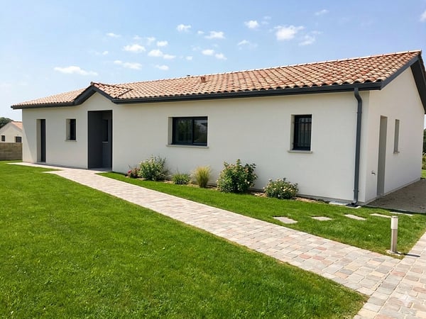 Finition du volet paysagé parfaitement réalisé sur cette belle façade 