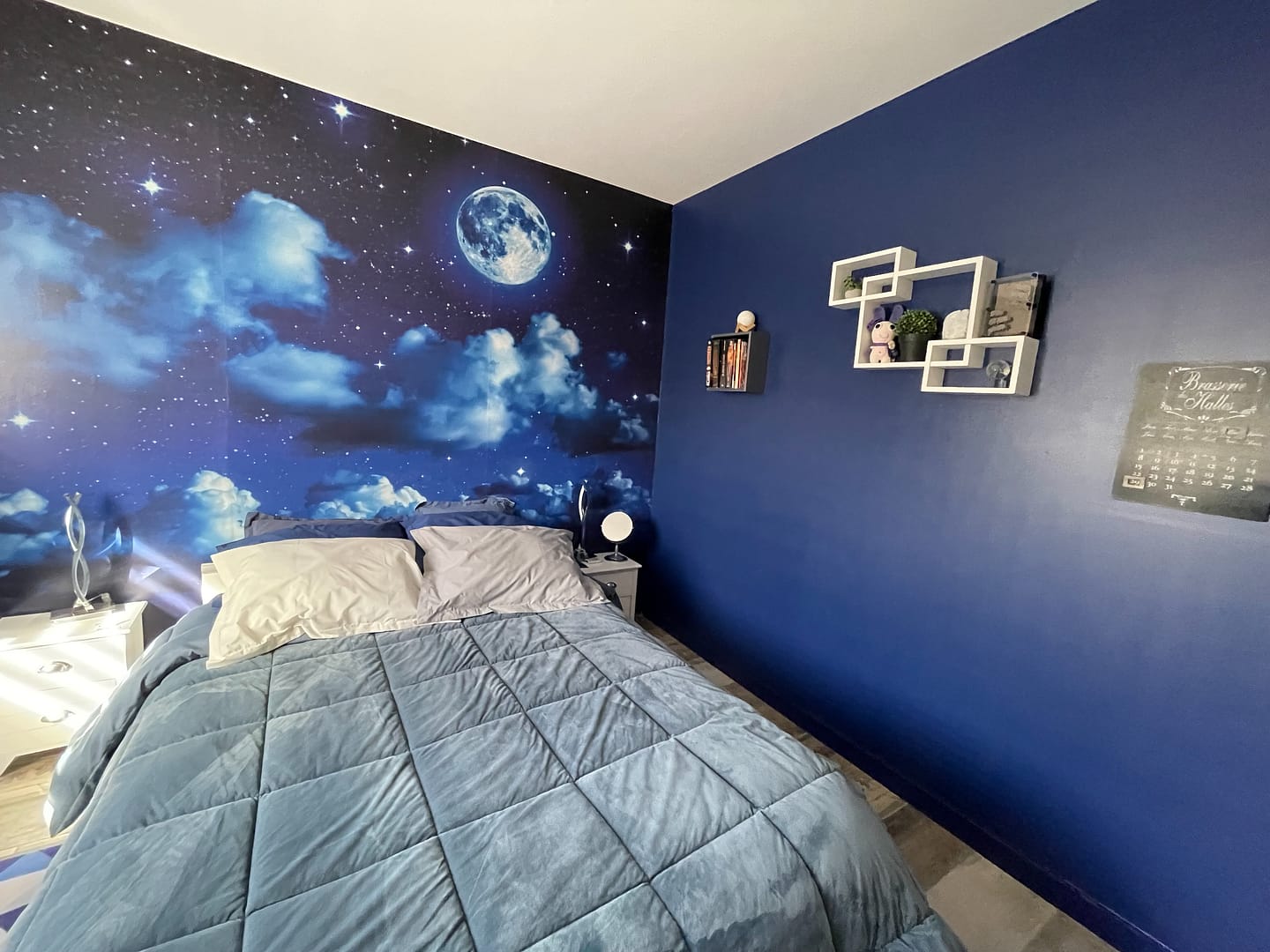 Chambre moderne thème espace étoilé décorée nuit étoilée