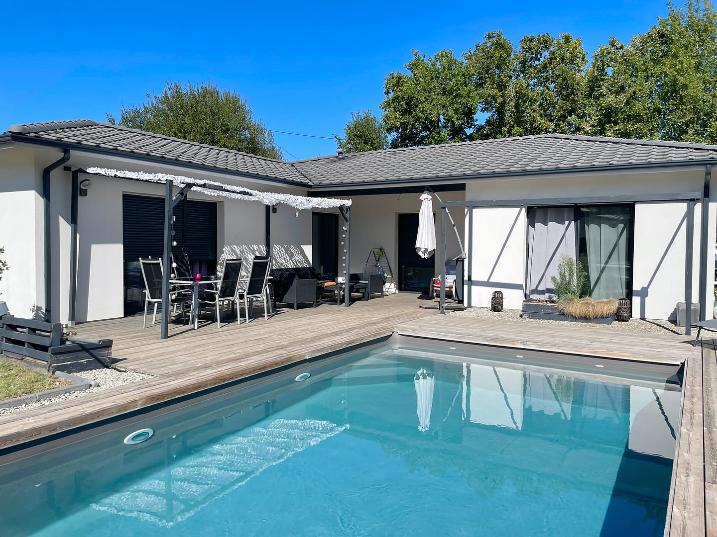 Maison moderne avec piscine, terrasse et grandes baies vitrées