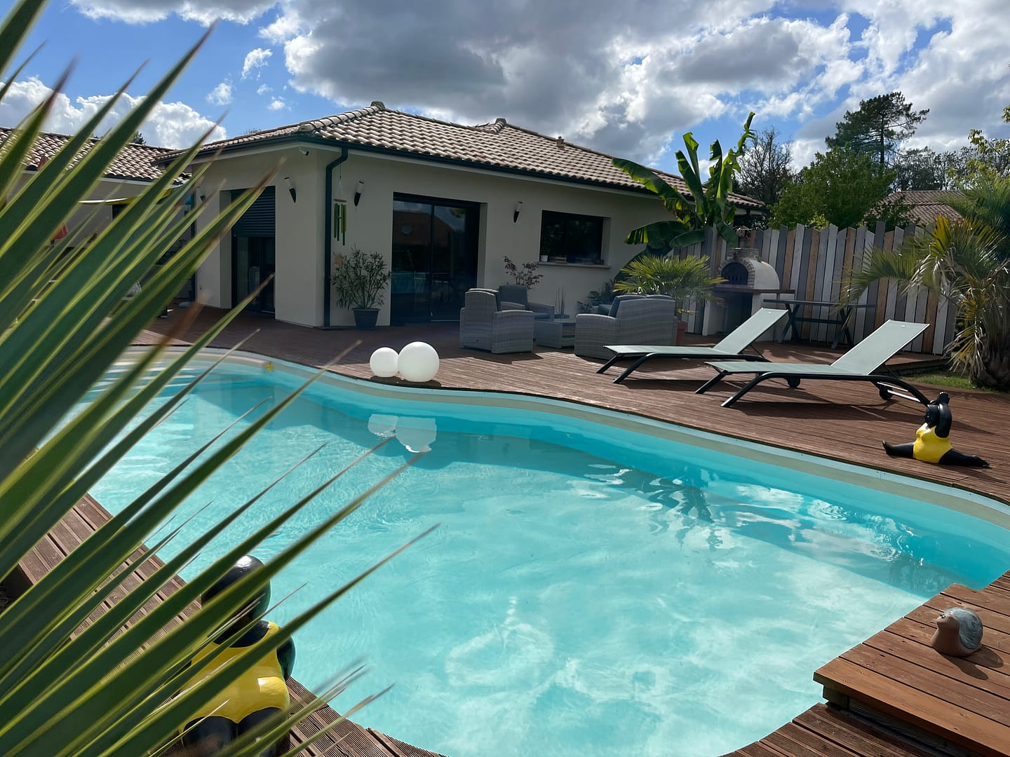 Maison avec piscine ensoleillée et espace détente extérieur