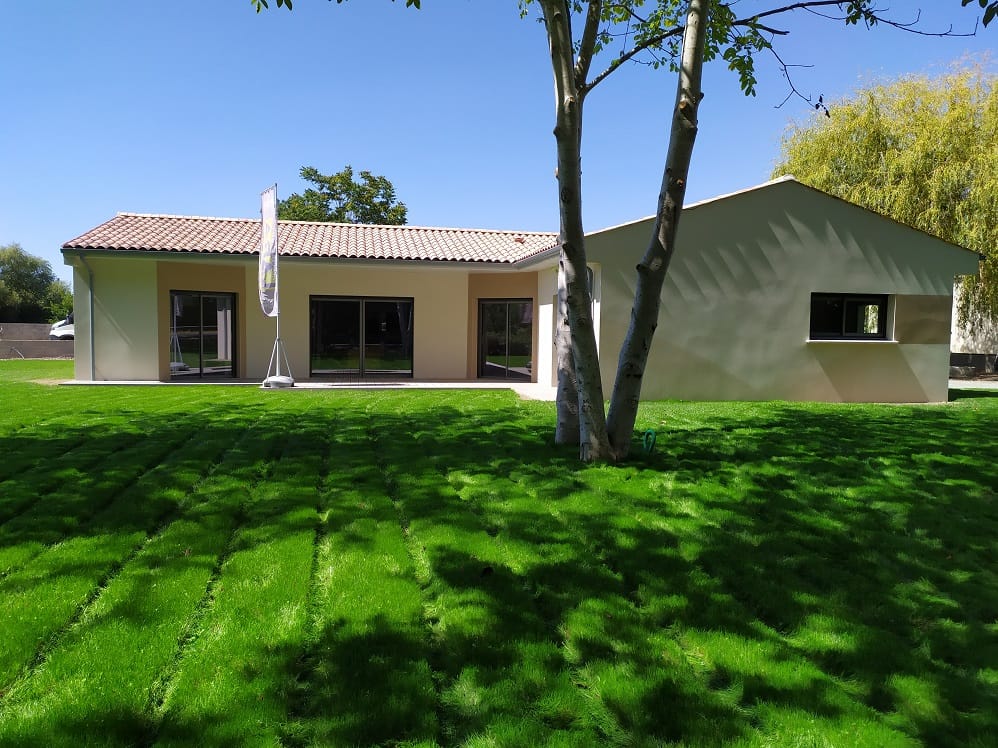 Maison moderne, baies vitrées et grand jardin