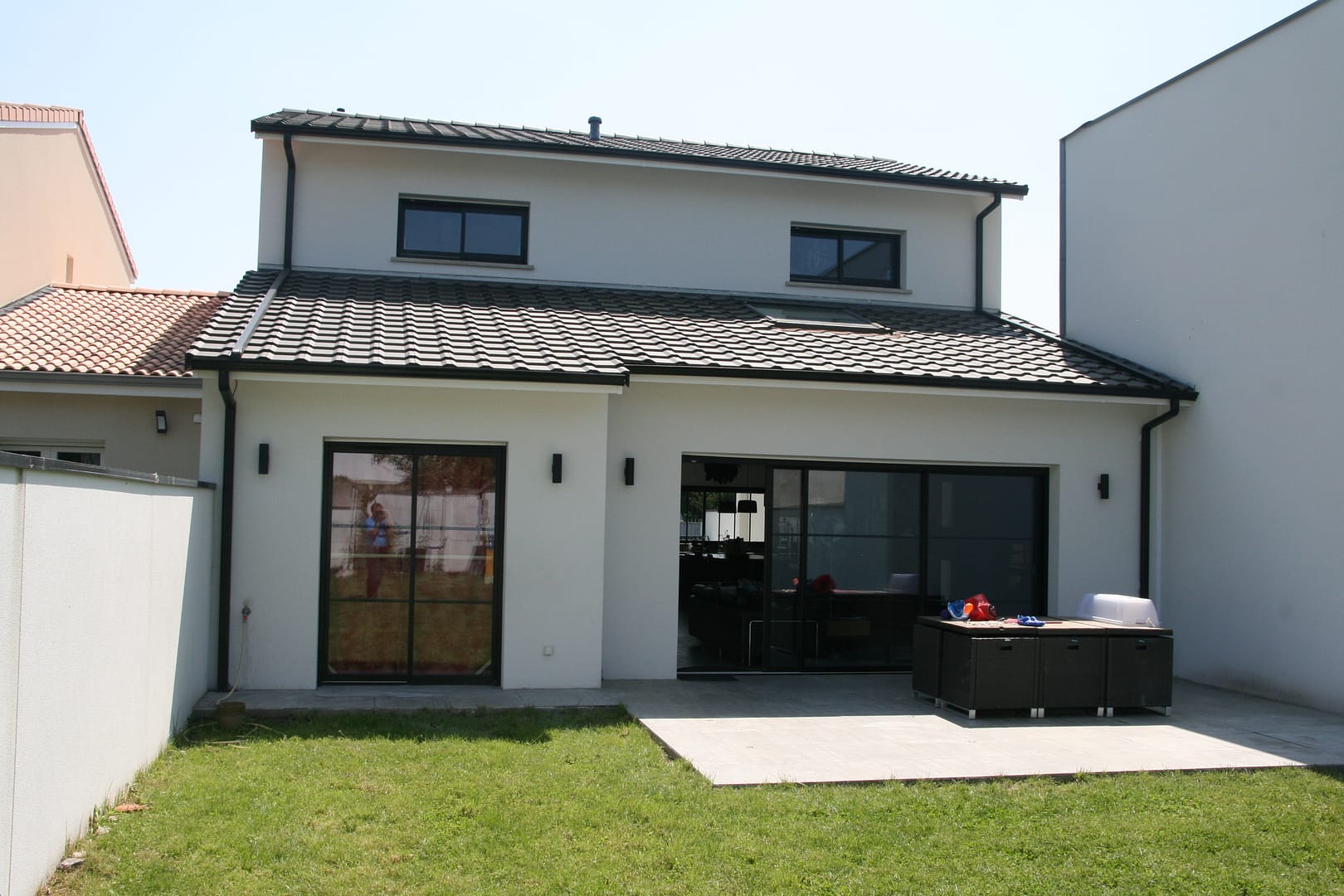 Maison moderne à étage avec jardin