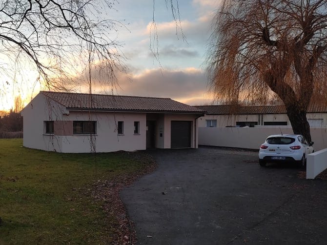 Maison au coucher de soleil, avec parking et grand jardin