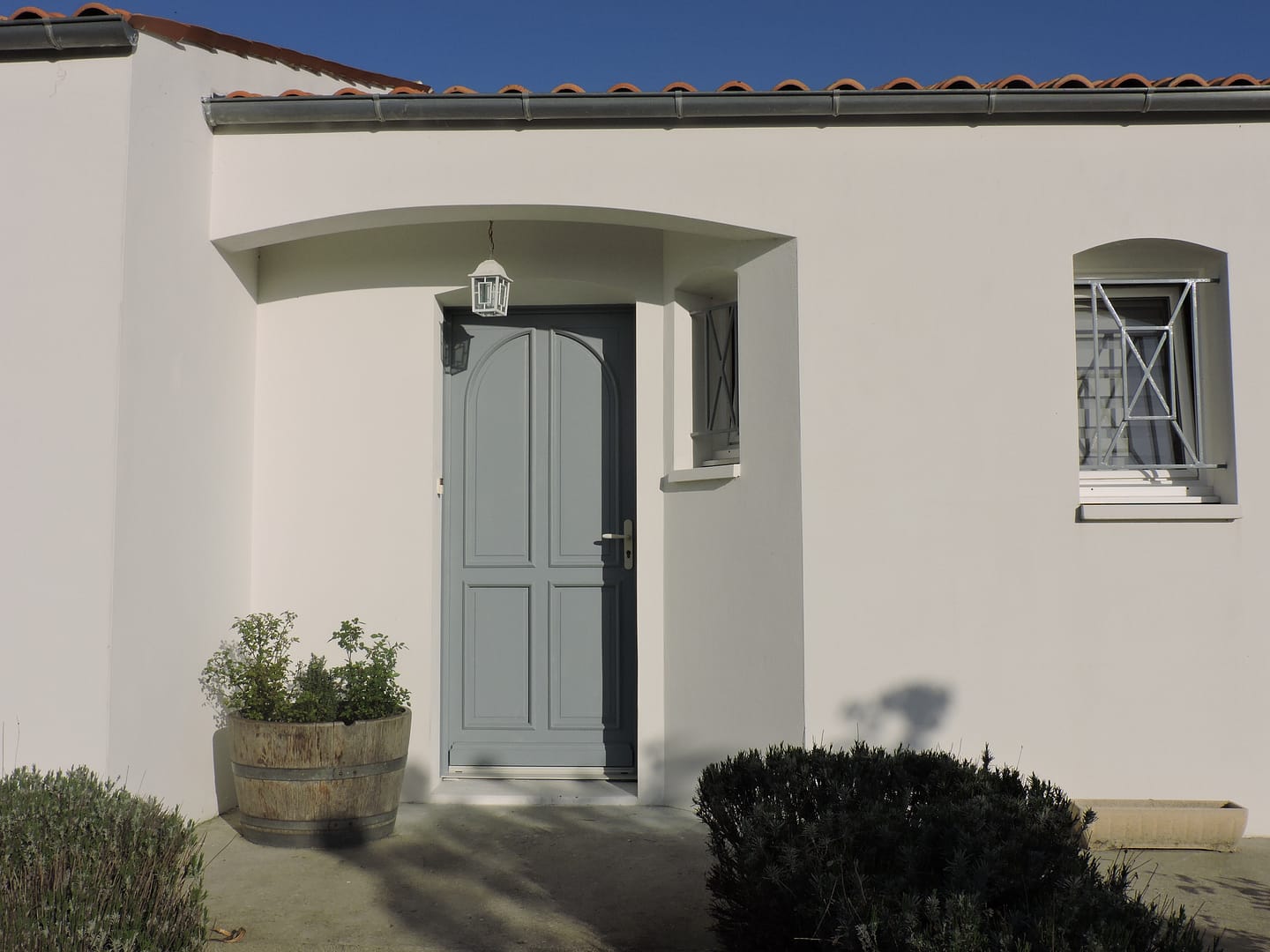 Entrée maison traditionnelle porte bleue