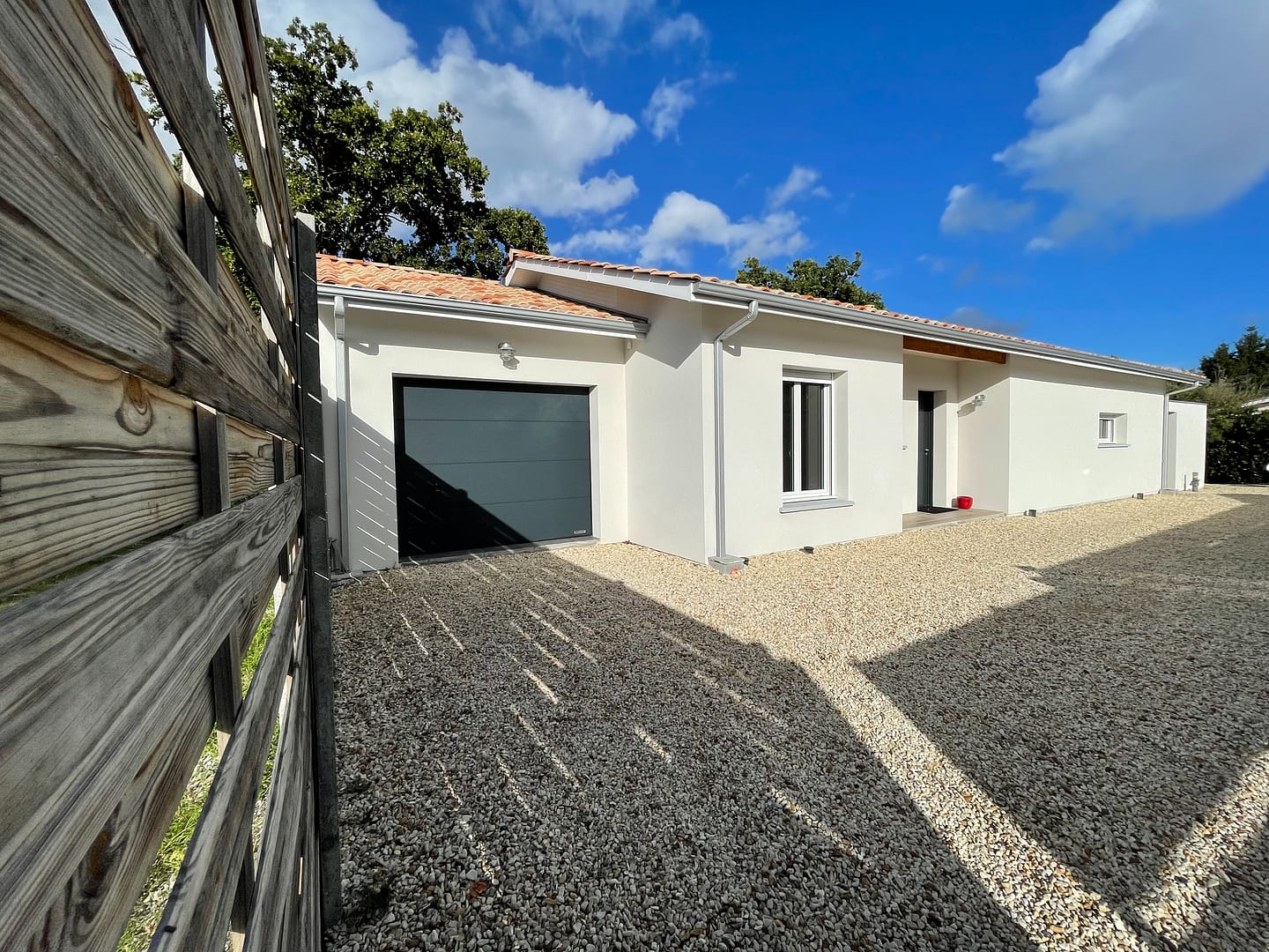 Maison neuve moderne avec garage