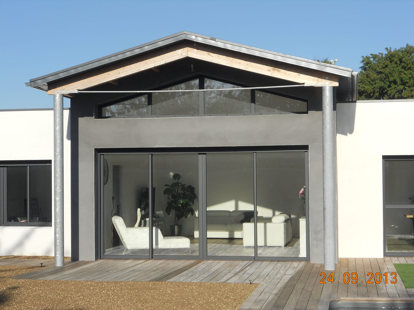 Maison moderne avec terrasse et grandes baies vitrées