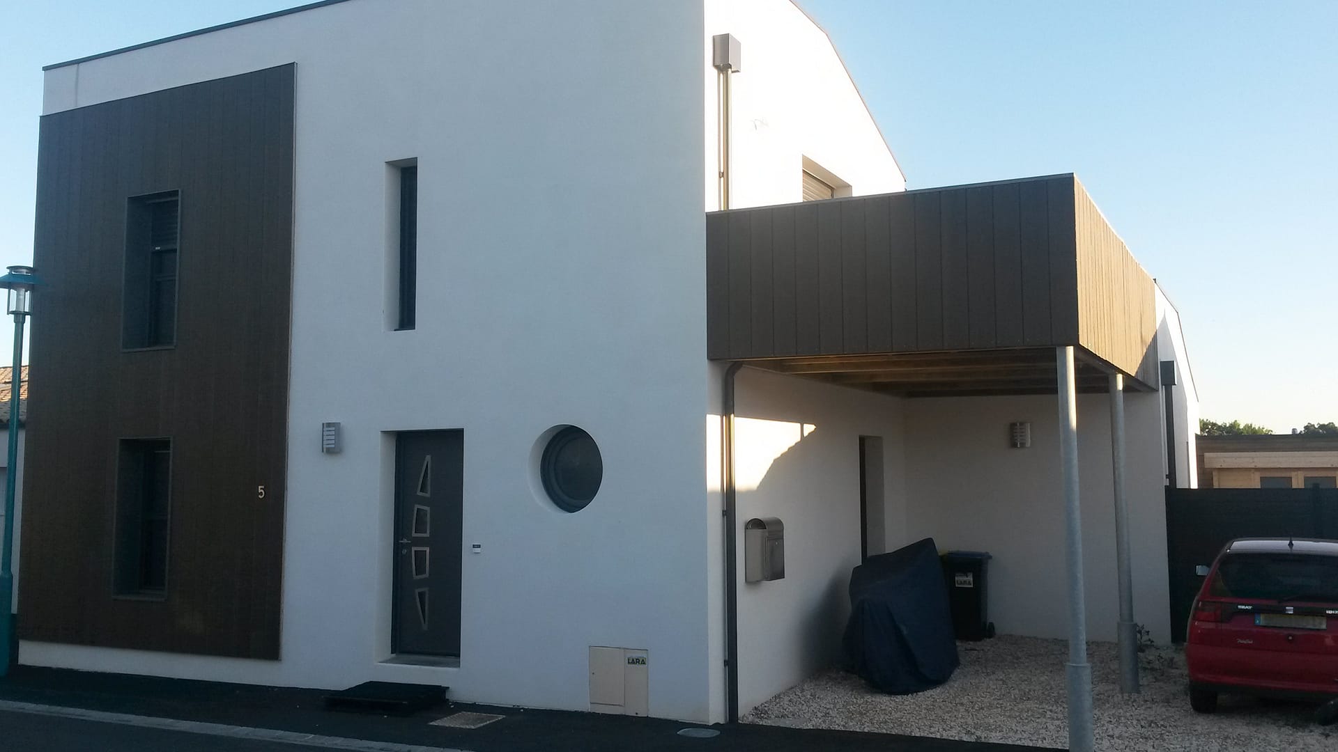 Maison contemporaine neuve avec balcon terrasse