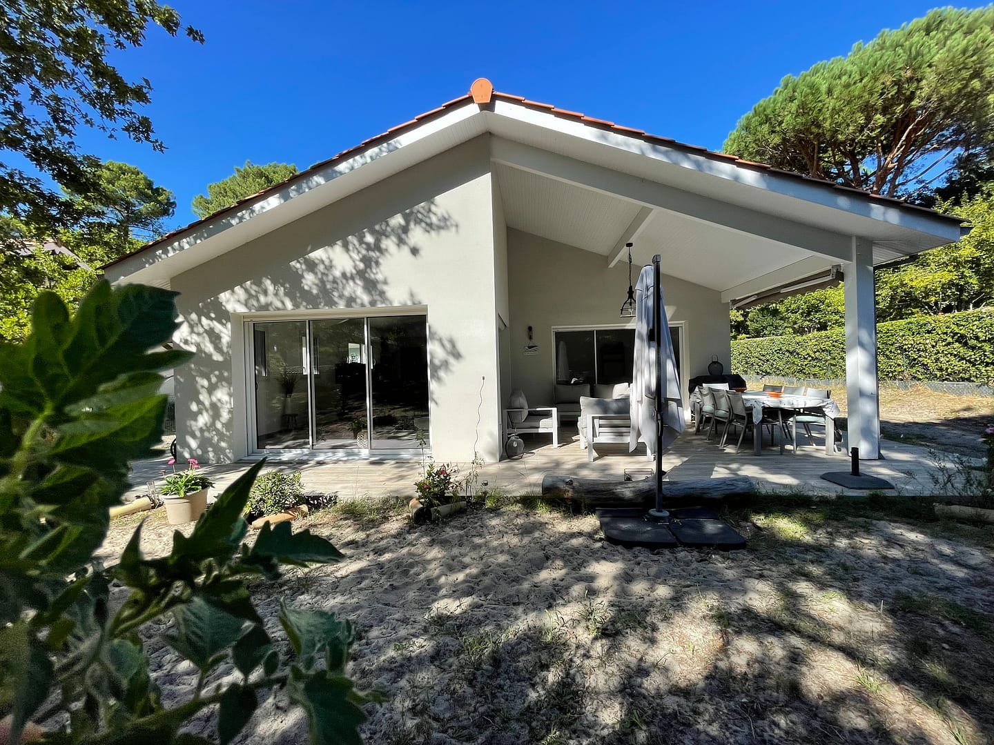 Maison avec terrasse et jardin, grande baie vitrée