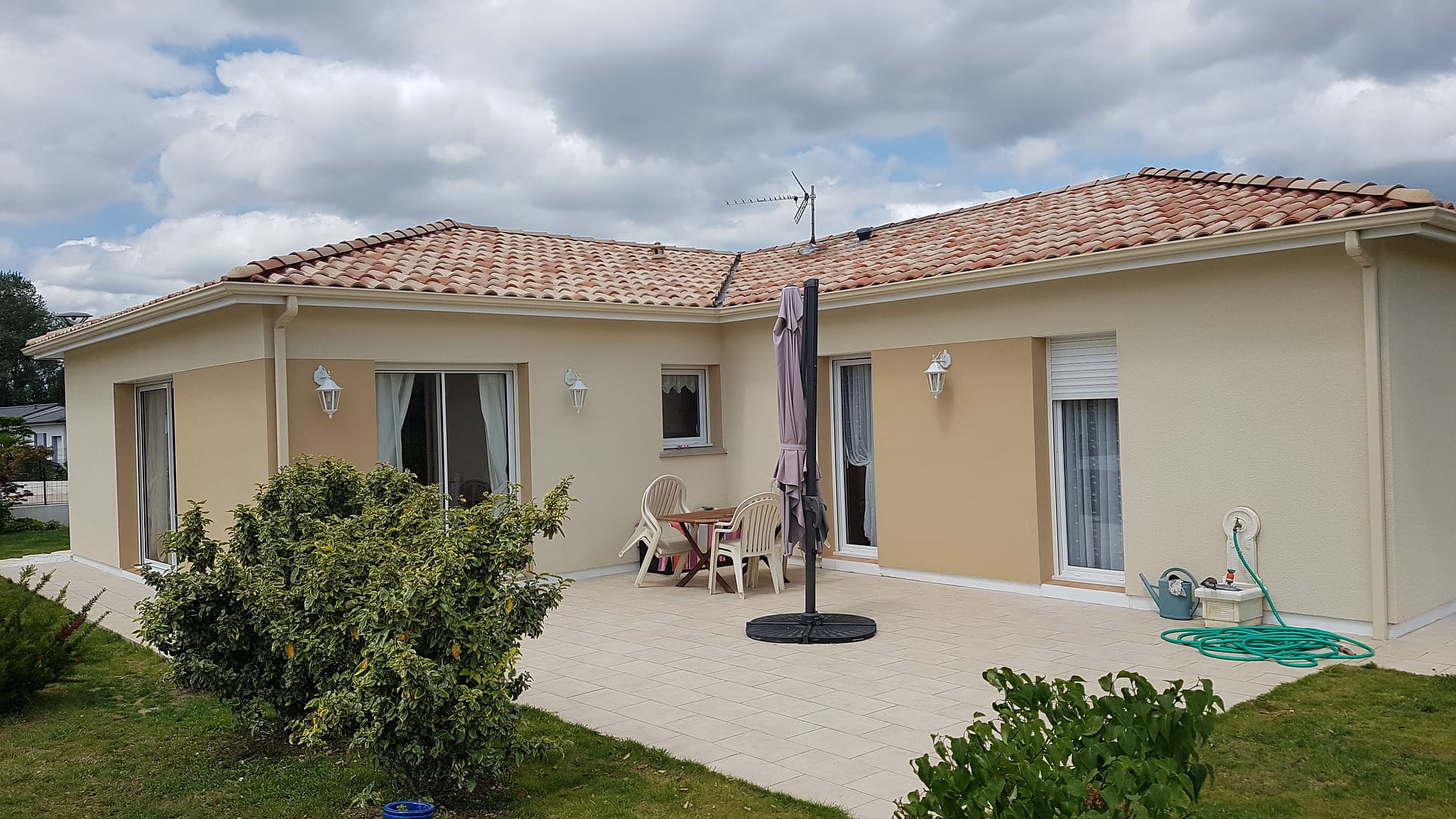 Maison lumineuse avec terrasse et jardin