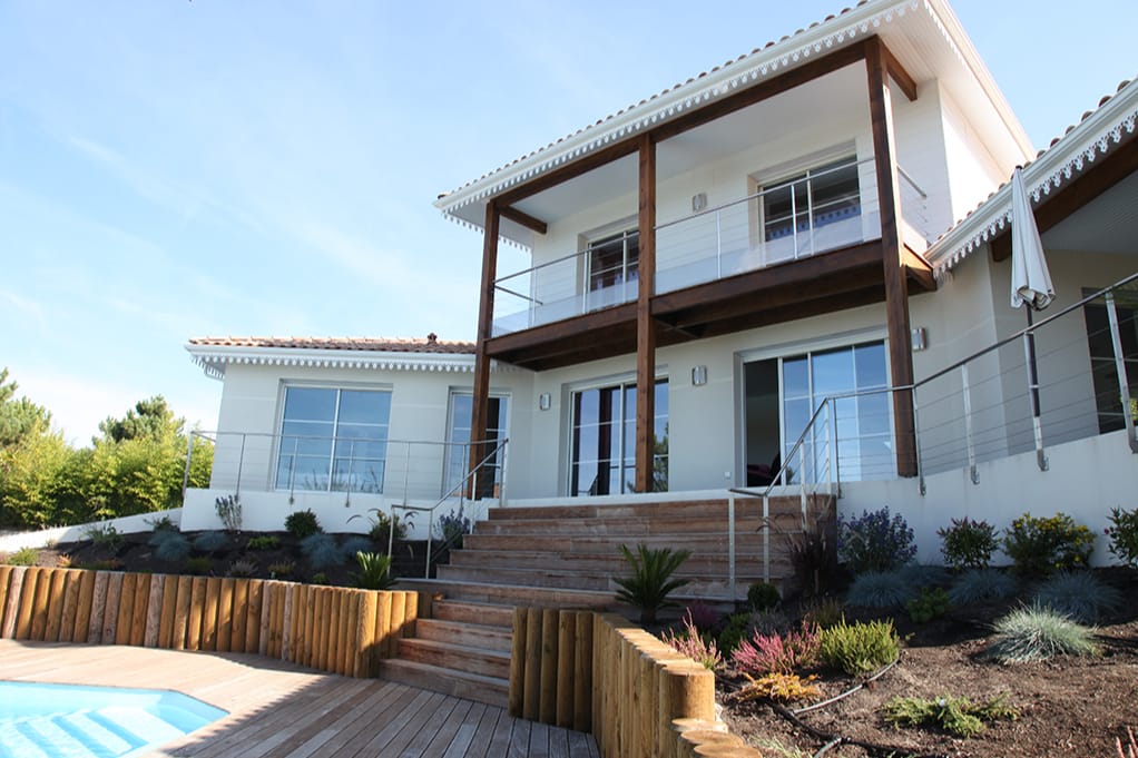 Maison de luxe moderne avec piscine et jardin paysager