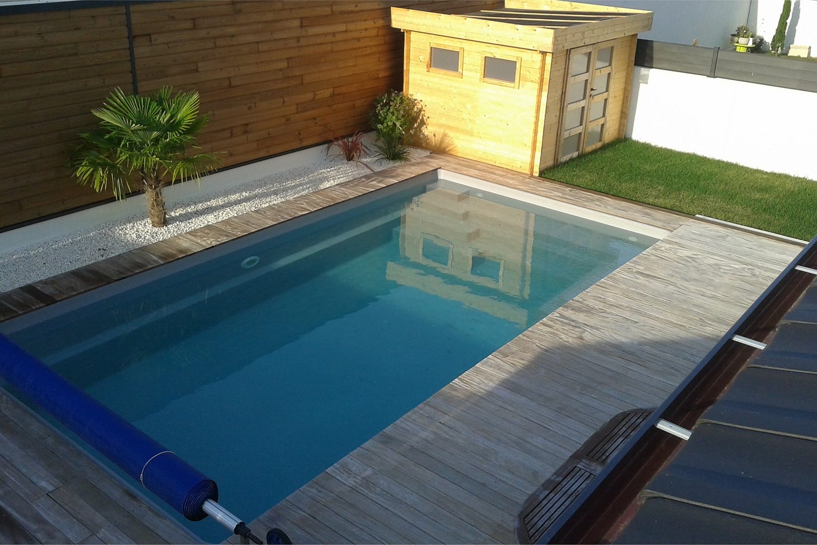 Piscine, jardin et cabane de jardin