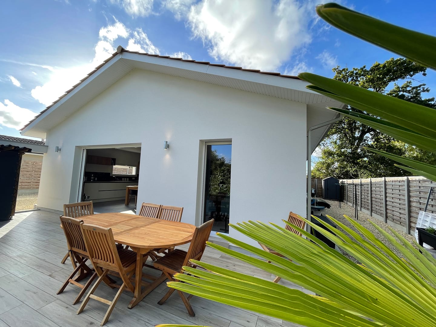 Maison moderne avec terrasse extérieure, baie coulissante à galandage